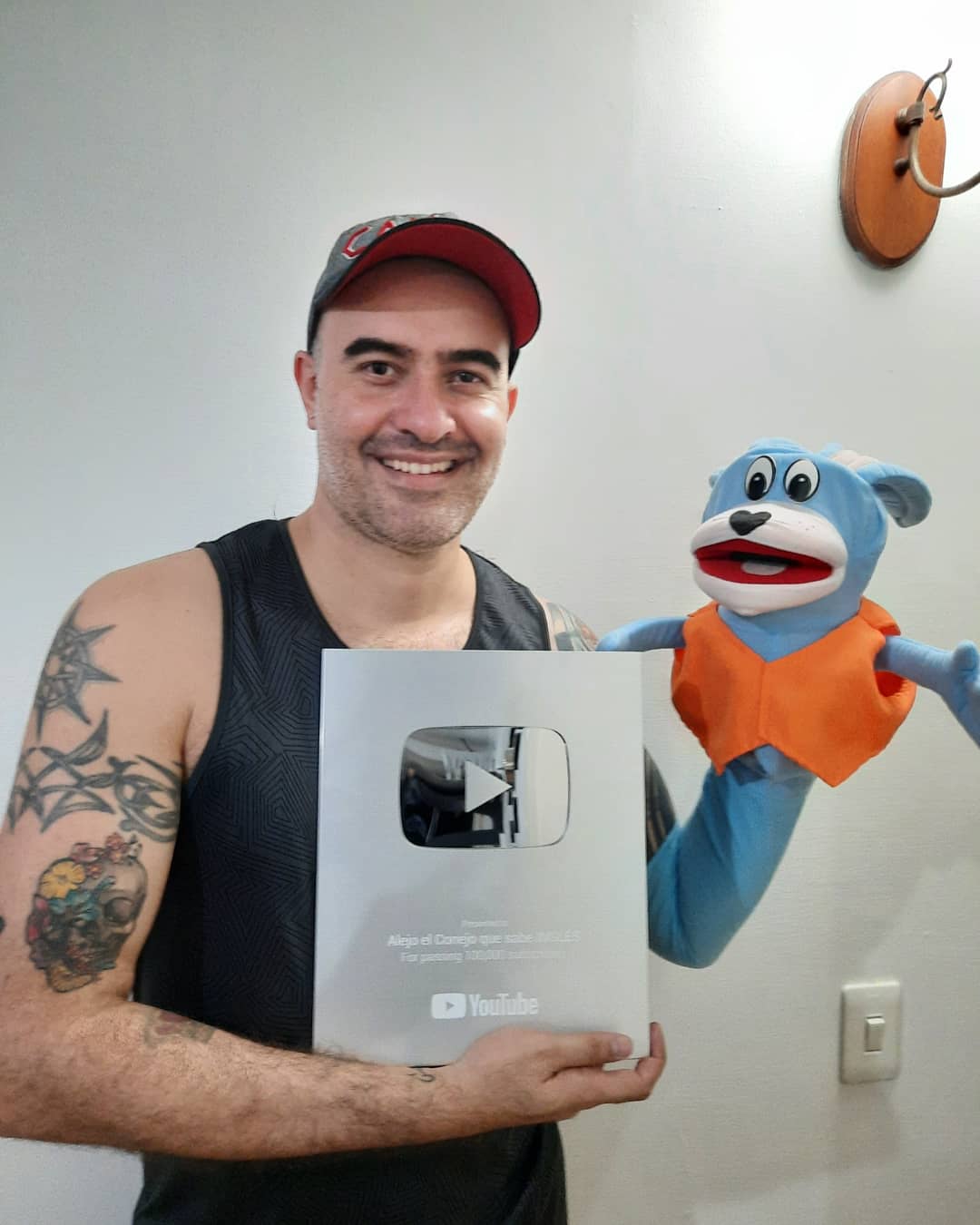  Alejo Lopera recibe su segunda placa de YouTube de 100 mil suscritores