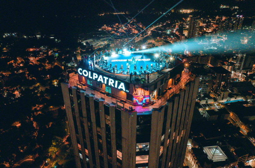  Skechers iluminó la Torre Colpatria y dio inicio oficial a la temporada de fin de año en Colombia.